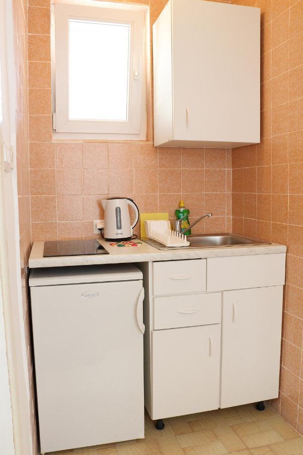 Apartment For One Person Kukljica Bagian luar foto