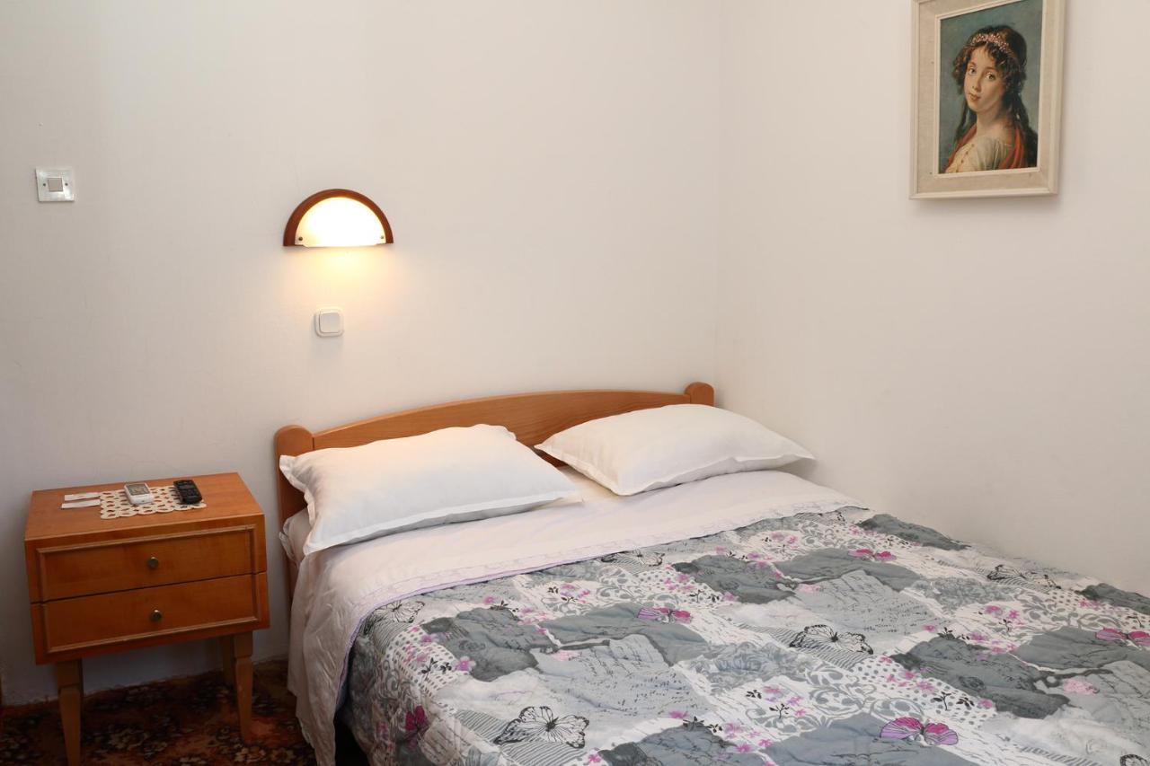 Apartment For One Person Kukljica Bagian luar foto